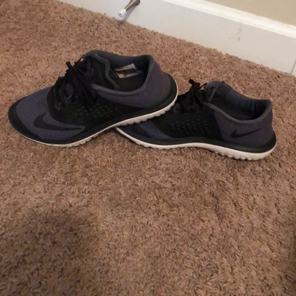 Nike Mens 7.5 black and gray running shoes